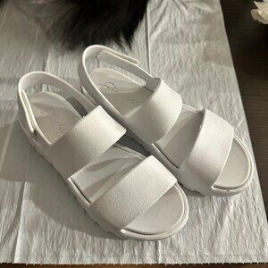 Skechers Women's Foamies Footsteps-Breezy Feels Sandal, White, 6 M US